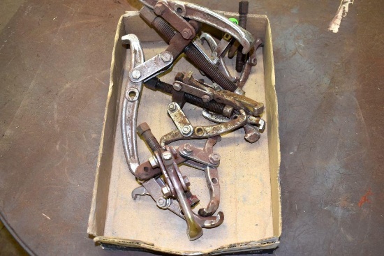 Assortment of three jaw pullers