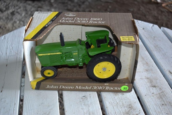 Ertl John Deere 3010 1/16 Scale Model Tractor With Box