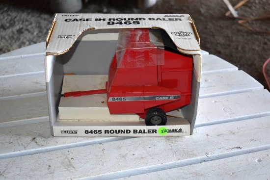 Ertl 8465 Case IH Round Baler 1/16 Scale Model, With Box