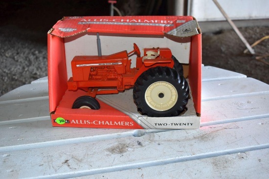 Ertl Allis Chalmers 220 1/16 Scale Model Tractor With Box