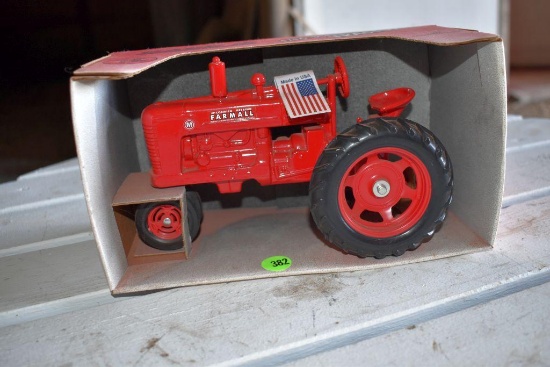 Scale Models Farmall M 1/16 Scale Model Tractor With Box
