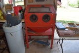 Sand blasting cabinet with gloves and gun
