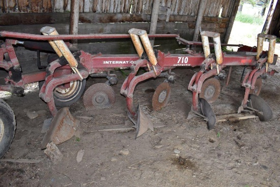International 710 Plow, Auto Reset, 4x18's, Coulter