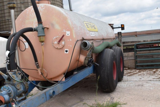 Better Built Model 3350 Manure Tank, Vacuum Tank, 540 PTO, Tandem Axle, 20.00/20 Tires