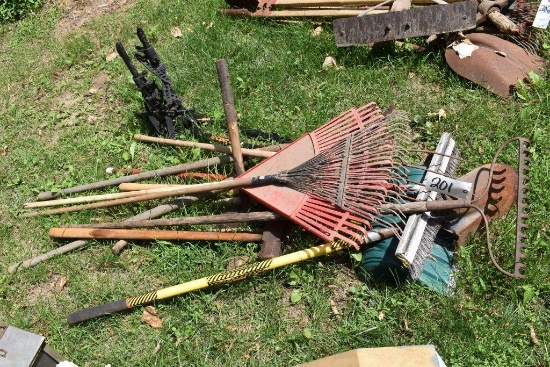 Assorted handled garden tools