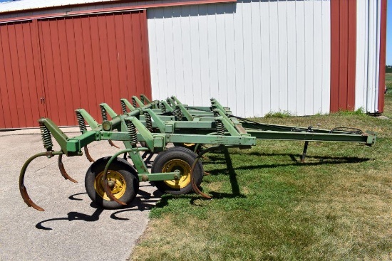 John Deere 1610 Chisel Plow, 17 Shank, 17' Like New Points, New Hyd. Ram