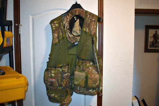 Primos Sz L-XL Camo Hunting Vest and Hat, Vest Contains Hunting Accessories
