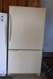 Amana Refrigerator-Freezer, Bottom Freezer, 30.5