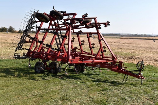 Case IH 4800 Field Cultivator, 28.5', Hyd. Fold, Walking Tandems, 7.5" Sweeps, 7" Spacings,