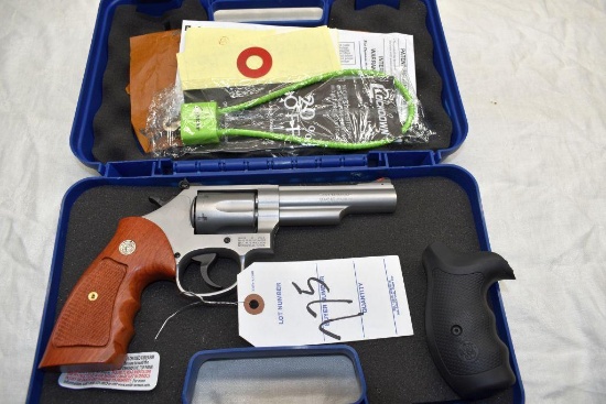 Smith & Wesson Model 66-8 357 Mag revolver, Walnut handles and rubber handles, with case