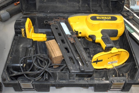 DeWalt 18V Cordless Brad Nail Gun with Battery and Charger in Case