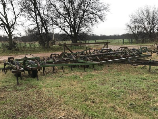 John Deere 1010 32' field cultivator