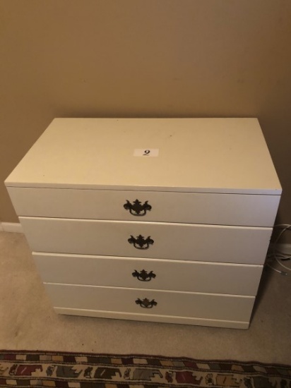White dresser with 4 drawers