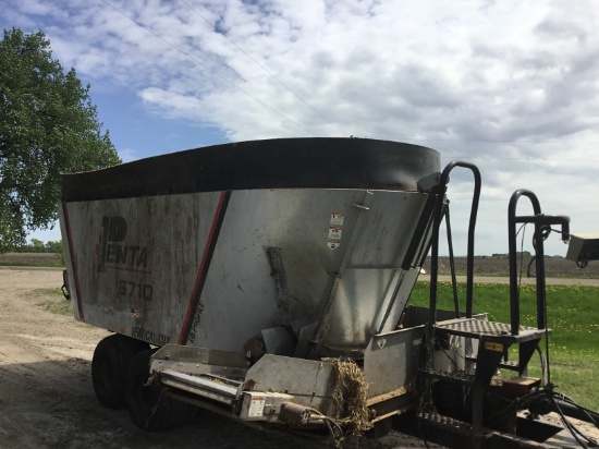 Penta 6710 mixer feed wagon