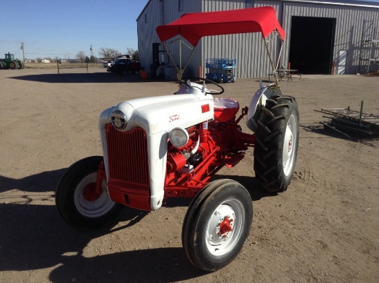 Ford 640 Tractor 3 Point Lift, PTO, Canopy Engine Type: 4 Cylinder , Fuel T