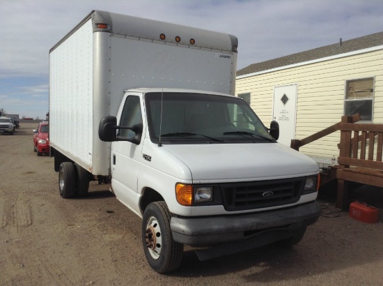 2003 Ford E-450 Lift Gate Box Truck Operational Lift Gate rwd V8 , Fuel Typ