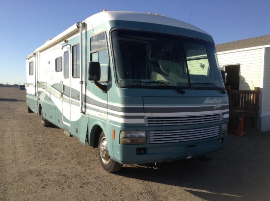 1999Pace Arrow Vision Motorhome (2) Slides, Stove, Fridge, Bathroom, Awning