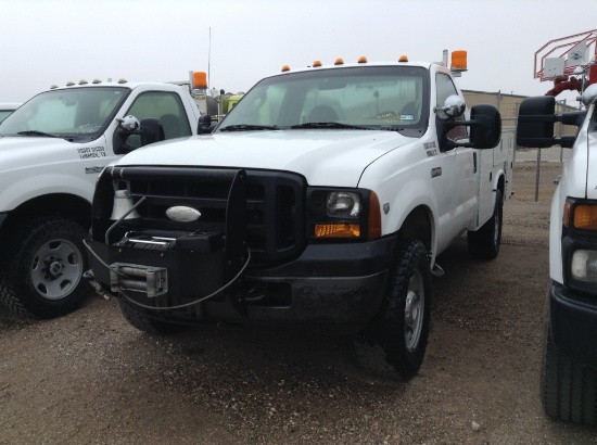 2006 Ford F-350 Truck w/ Utility Body 4X4 V10 , Fuel Type: G , Color: White , ODO Reads: 149790 , VI