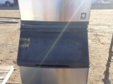 Manitowoc Ice Machine w/Base