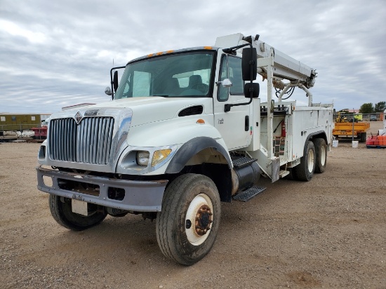 2002 International 7400 Digger/pole Truck
