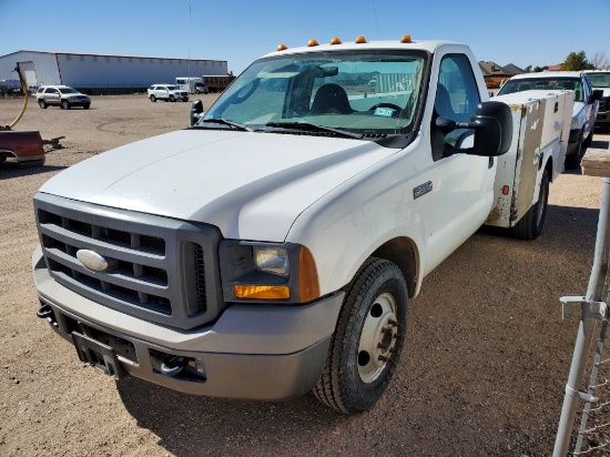2005 Ford F350 Super Duty XLT Cab/Chassis / Regular Cab 2D Service Truck XLT 2WD DRW