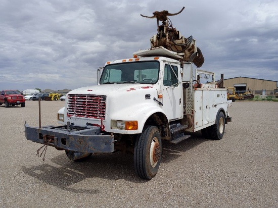 International  Model 480 Digger Derrick Truck