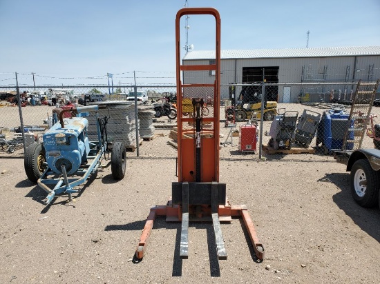 Lee 2000LBS Pallet Rack Lift Forklift