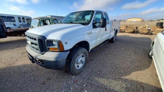 2005 Ford F350 Super Duty XL Supercab 2D Service Truck