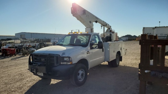 2002 Ford F350 Super Duty Regular Cab 2D Bucket Truck