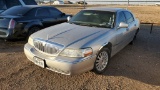 2004 Lincoln Town Car Signature Sedan 4D