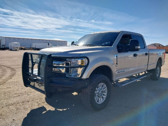 2018 Ford F350 Super Duty /  XLT Crew Cab / LWB / SWB 4D