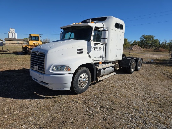 2000 Mack Vision 600CX613 Tandem Axle Sleeper Cab Truck Tractor