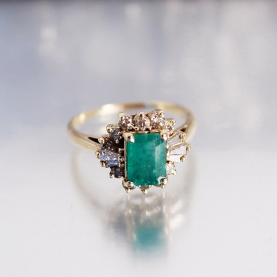 14k Gold & Emerald Ring Size 9 ½, Set with one Emerald – Pleasant Green, Medium Garde