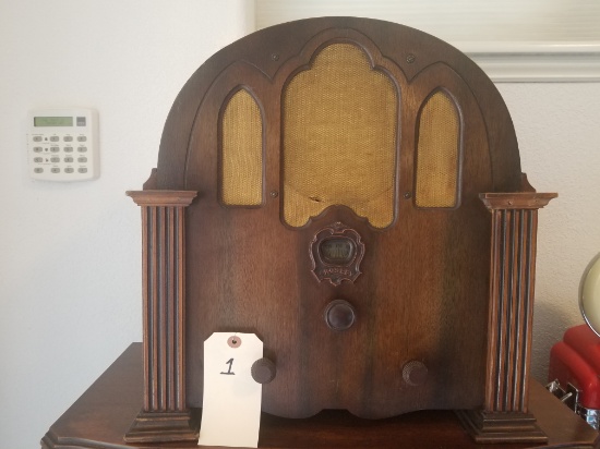 Crosley model 124 cathedral-style radio