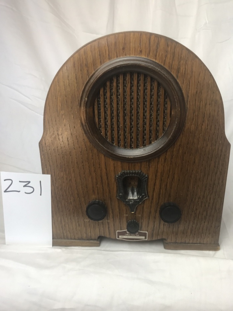 Welbilt Corporation AM/FM Radio Model 1917 | Art, Antiques & Collectibles  Collectibles Radios, Phonographs & Phones Collectibles | Online Auctions |  Proxibid