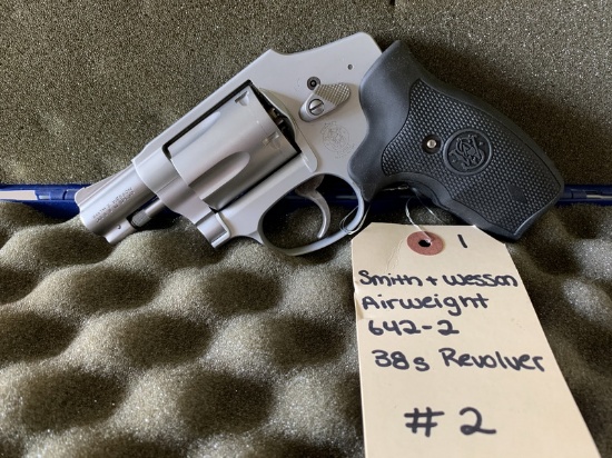 Smith & Wesson Model Airweight 642-2 S/N: DAW4203 38s Revolver