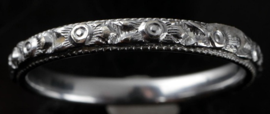 WOMENS 18K WHITE GOLD BAND W REPOUSSE DESIGN