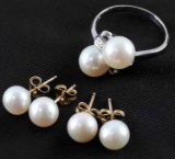 14 KT WHITE GOLD PEARL RING WITH STUD EARRINGS