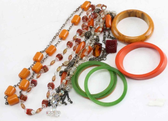 MID CENTURY AMERICAN BAKELITE & COSTUME JEWELRY