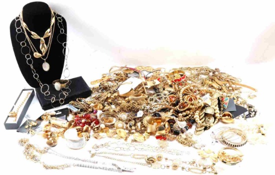12 POUNDS OF UNMARKED GOLD TONE COSTUME JEWELRY