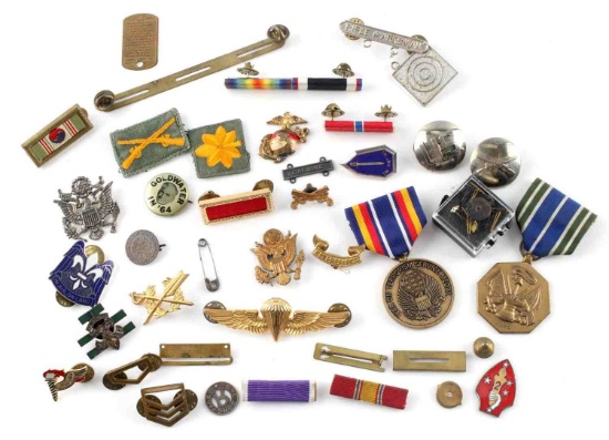 LOT OF US MILITARY INSIGNIA PINS MEDALS BUTTONS