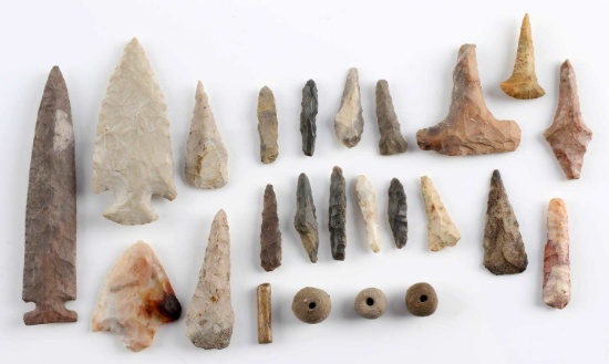 24 NATIVE AMERICAN ARROWHEAD FISHING ARTIFACTS