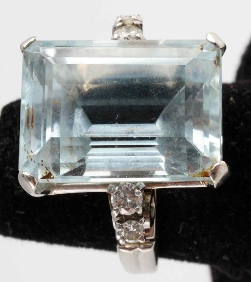 14KT WHITE GOLD RING W 10CT AUQUAMARINE & DIAMONDS