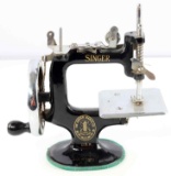 SINGER MANUFACTURING MINIATURE SEWING MACHINE