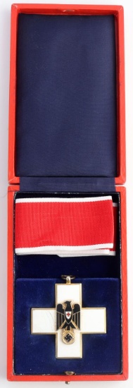 WWII GERMAN CASED 1ST CLASS RED CROSS NECK DECOR