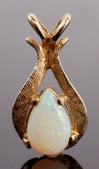 14 KT YELLOW GOLD AND PEAR SHAPED OPAL PENDANT