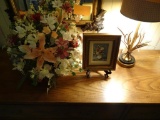 Artificial arrangement and picture on stand
