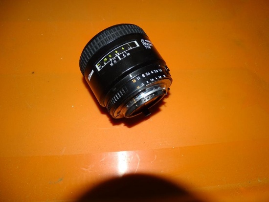 Nikon 85mm 1:1.8 Lens, autofocus-no scratches-good condition