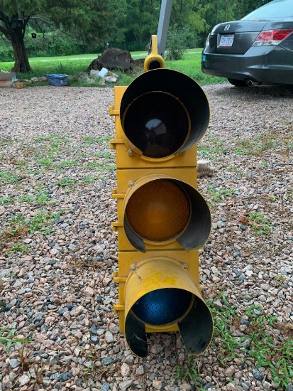 Large genuine traffic light; red and green lights remain static; yellow light flashes off and on