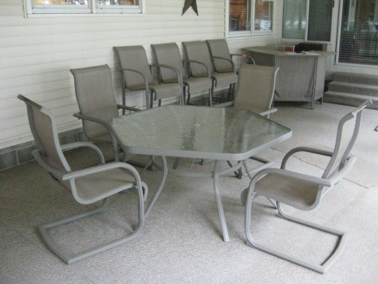 Very nice Metal Patio table w/6 chairs (2 chairs are not pictured)